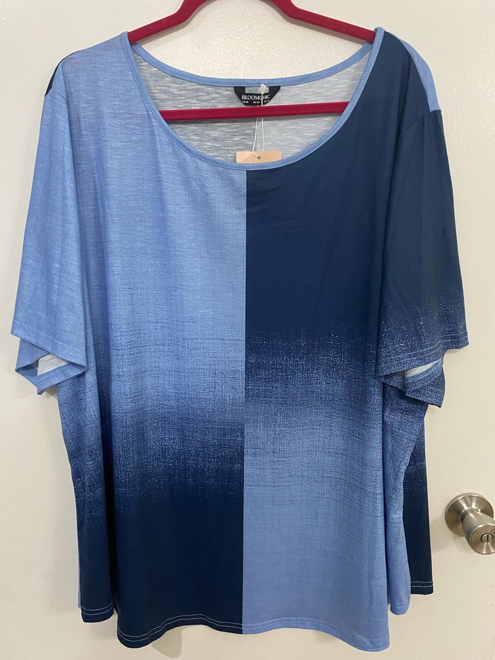 BloomChic Blue Ombre Block Short Sleeve Top, size 26, new!